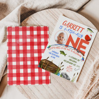 Jungen vergnügen sich am 1. Geburtstag