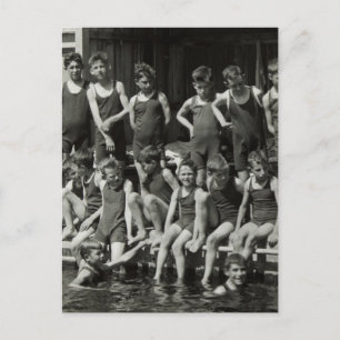 Jungen zwischen Schwimmbewegungen posierend, 1920 Postkarte