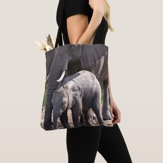 Junger afrikanischer Elefant mit Baby (Von Nahem)