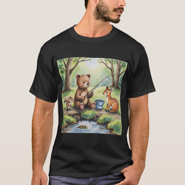 Junger Bär fischt. T-Shirt (Vorderseite)