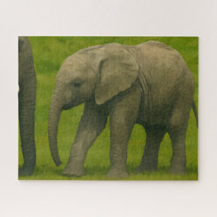 Junger Elefant mit Guardian im Grassy Reserve Puzzle