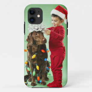 Junger Junge, der Weihnachtslichter um einen Hund Case-Mate iPhone Hülle