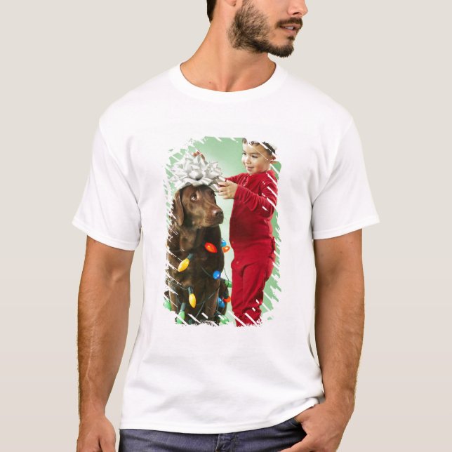 Junger Junge, der Weihnachtslichter um einen Hund T-Shirt (Vorderseite)