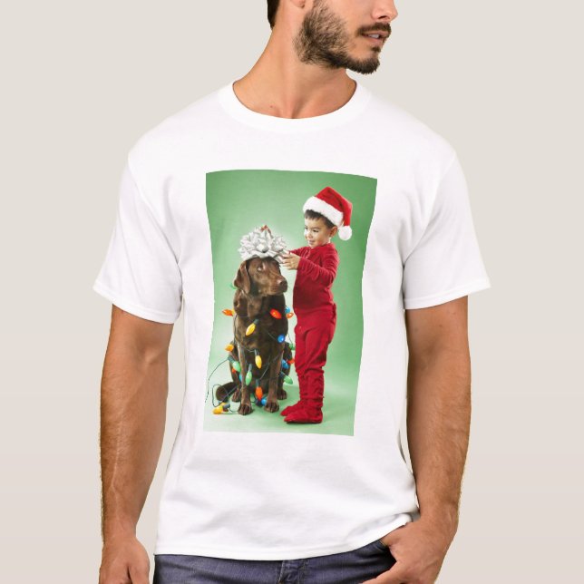 Junger Junge, der Weihnachtslichter um einen Hund T-Shirt (Vorderseite)