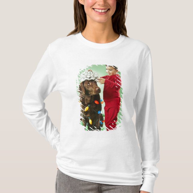 Junger Junge, der Weihnachtslichter um einen Hund T-Shirt (Vorderseite)