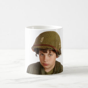 Junger Junge gekleidet als Soldat Tasse