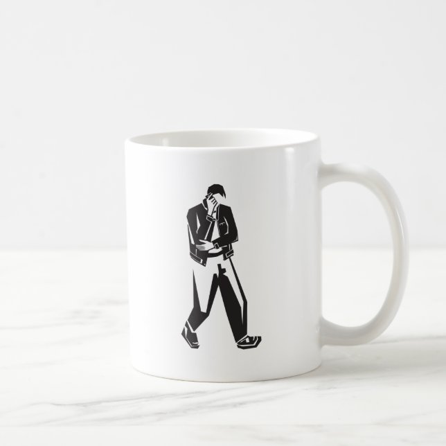 junger Mann, der an einem Handy beim Gehen spricht Kaffeetasse (Rechts)