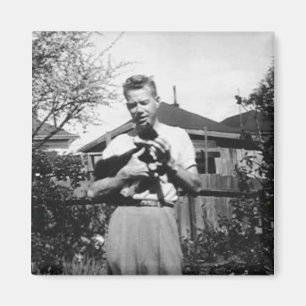 Junger Mann, der eine Katze hält Magnet