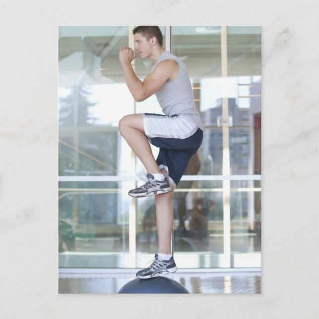 junger Mann, der in ausgewogener Weise eine Aufbau Postkarte (Vorderseite)