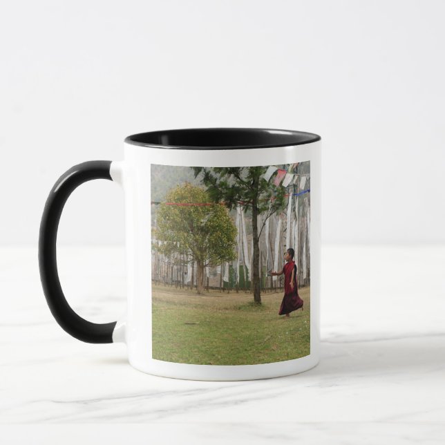 Junger Mönch und Gebetsflaggen Tasse (Links)