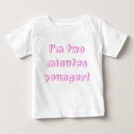 Jüngere Zwillingsfrau.. Ich bin zwei Minuten jünge Baby T-shirt