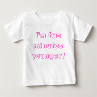 Jüngere Zwillingsfrau.. Ich bin zwei Minuten jünge Baby T-shirt