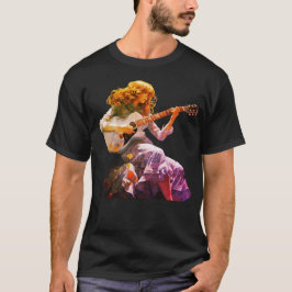 Junges Mädchen, das auf einem schwarzen T-Shirt ei