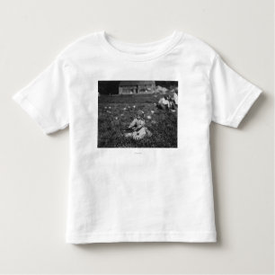 Junges Mädchen-Sammeln-Moosbeerphotographie Kleinkind T-shirt