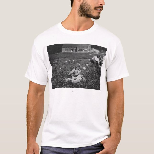 Junges Mädchen-Sammeln-Moosbeerphotographie T-Shirt (Vorderseite)