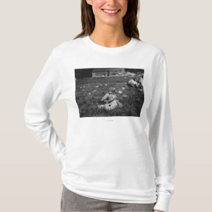 Junges Mädchen-Sammeln-Moosbeerphotographie T-Shirt