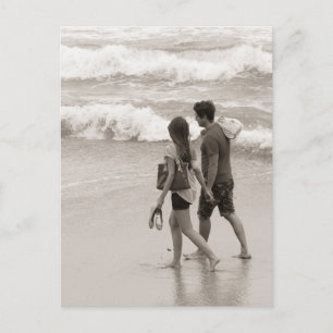 Junges Paar, das am Strand entlangläuft Postkarte