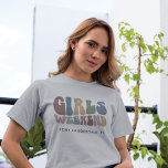 Junggeselinnen-Abschied Girls Weekend 70er Retro T-Shirt<br><div class="desc">Mit unserem Custom Retro Typografy Bachelorette Weekend T - Shirt können Sie den Geist der ultimativen Mädchenreise genießen! Dieses schicke und stilvolle Top dient als perfekte Erinnerung an einen unvergesslichen Aufenthalt mit Ihren Lieblingsfrauen. Die Vorderseite des Shirts zeigt eine fesselnde, Vintag inspiriert "Girls Weekend"-Typografie, die den Spaß und die Kameradschaft...</div>