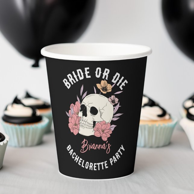 Junggeselinnen-Abschied mit schwarzem Retroschädel Pappbecher (Bride or die black retro skull skeleton bachelorette party personalized printed paper cups)
