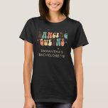 Junggeselinnen-Abschied Retro Dancing Queens Custo T-Shirt<br><div class="desc">Tanzen Sie die Nacht mit Ihrem Junggeselinnen-Abschied Retro Dancing Queens Custom T - Shirt. Dieser stilvolle T - Shirt ist perfekt für Ihre Braut und alle ihre Krieger am Wochenende, um bleibende Erinnerungen zu schaffen und Ihr Wochenende zu einem besonderen Erlebnis zu machen. Egal ob Sie es auf der Tanzfläche...</div>