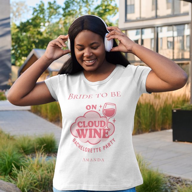 Junggeselinnen-Abschied über Wolkenweinbricht T-Shirt (Von Creator hochgeladen)