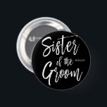 Junggeselle | Script Style Wedding Button<br><div class="desc">Lassen Sie sich von diesem besonderen individuelle Name mit personalisierten Knöpfen besonders begeistern. Es enthält die Worte "Schwester des Bräutigams" in einem eleganten Text im Skriptstil.</div>