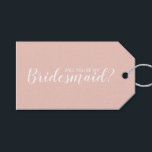 Junggesellinnenabschiede? Moderne Schrift Geschenkanhänger<br><div class="desc">"Wirst du meine Bridesmaid sein?" Moderne Geschenktasten mit dem Wortlaut "Will You Be My Bridesmaid?" im modernen Schriftart mit weißen Schriftzeichen mit Details im modernen Sans Serif Schriftart auf rot rosa Hintergrund.</div>