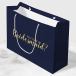 Junggesellinnenabschiede? Neuer Vorschlag Große Geschenktüte<br><div class="desc">"Wirst du meine Bridesmaid sein?" Die moderne Geschenktasche mit dem Titel "Will You Be My Bridesmaid?" im modernen,  goldblauen Schrift-Schriftart-Stil auf marineblau Hintergrund. Bitte beachten Sie: Die Details der Folie werden im Kunstwerk simuliert. Bei der Herstellung dieses Produktes wird keine Folie verwendet.</div>