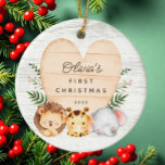 Jungle Animals Baby's First Christmas Keramik Ornament<br><div class="desc">Niedliches Weihnachtsschmuck mit dem süßesten kleinen Elefanten,  Giraffe und Löwen mit einem Set aus Holzschnitzel auf rustikalem Holzfußboden.</div>