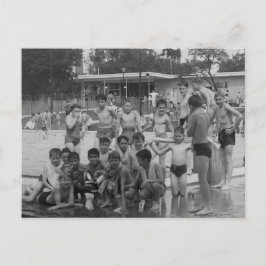 Jungs am Pool. Vintages Foto Postkarte