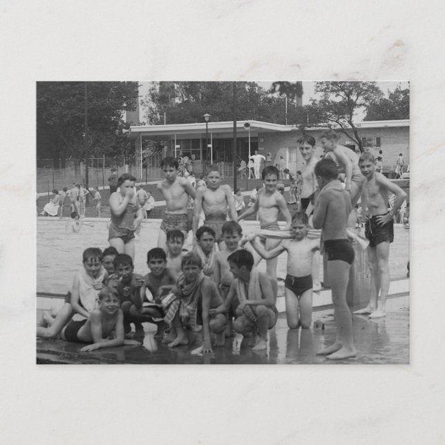 Jungs am Pool. Vintages Foto Postkarte (Vorderseite)