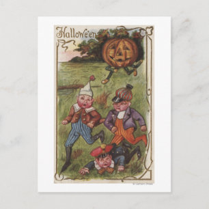Jungs, die vom Pumpkynmann auf dem Feld laufen Postkarte