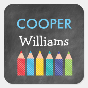 Jungs farbenfrohe Stifte zurück zu Schulpflegern Quadratischer Aufkleber