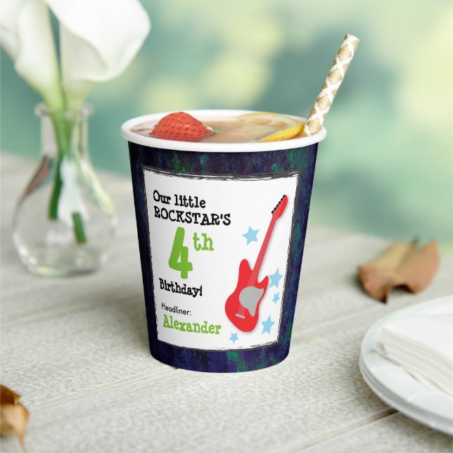Jungs Rockstar Geburtstag mit Red Guitar Pappbecher (In Situ)