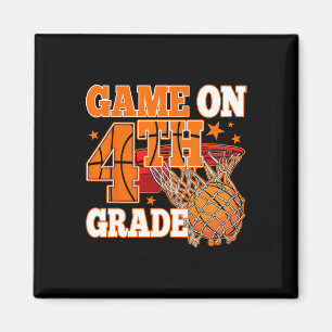 Jungs spielen auf 4. Klasse Basketball zurück zur  Magnet