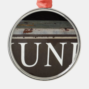 Junk: Vintages Truck-Zeichen Silbernes Ornament