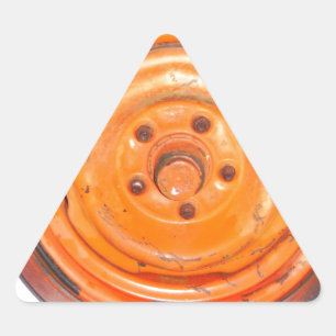Junkyard Vintag Wheel, orange schwarz und weiß Dreieckiger Aufkleber