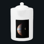 Jupiter Gas Giant Planet & Io Galilean Moon<br><div class="desc">Dieses faszinierende Bild, eine Kombination aus Raumschiffdaten, zeigt die gegensätzlichen Landschaften des Jupiter und seines vulkanischen Mondes Io. Der von New Horizons während seiner Flyby 2007 gefangene riesige Gasplanet Jupiter dominiert die Szene. Seine wirbelnde Atmosphäre wird in einer faszinierenden Infrarotpalette dargestellt, die die Schwankungen der Wolkenhöhe mit lebendiger Blues und...</div>