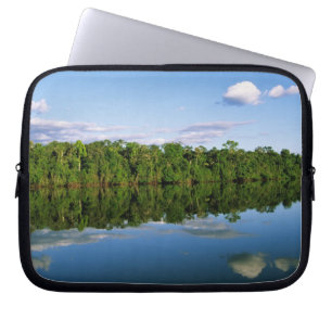Juruena, Brasilien. Belebte Flussbank Laptopschutzhülle