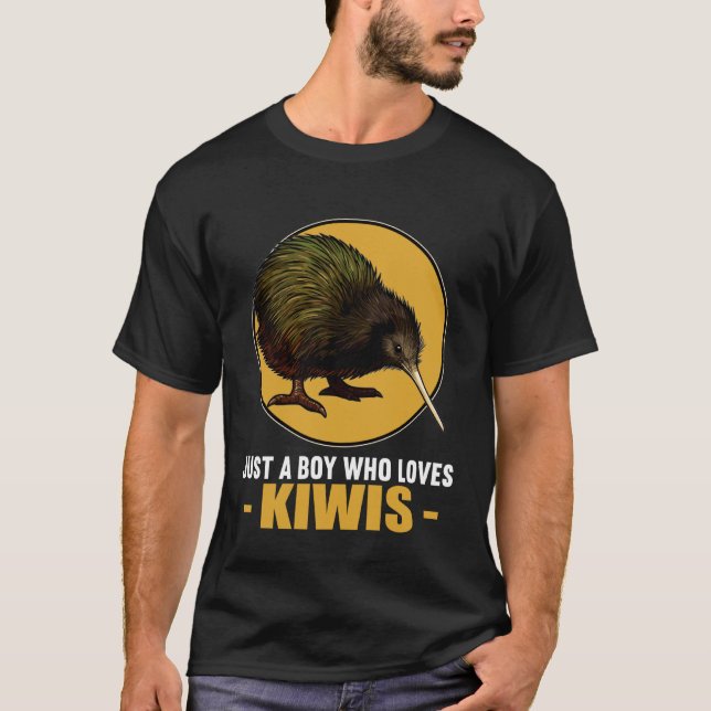 Just a Boy who Loves Kiwis Kiwi T-Shirt (Vorderseite)