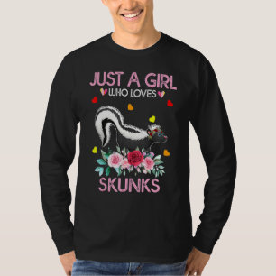 Just A Girl Who Lieben Skunks Skunk T-Shirt