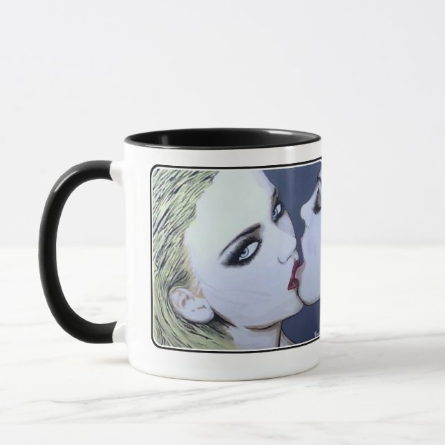 'Just a Kiss' Gemälde auf einem Tasse (Links)
