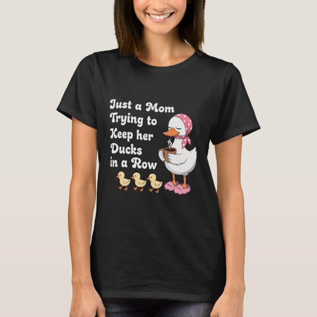 Just a mom trying to keep her ducks in a row T-Shirt (Vorderseite)