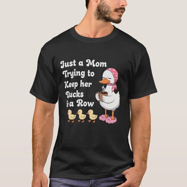 Just a mom trying to keep her ducks in a row T-Shirt (Vorderseite)