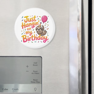 Just Hangin' auf My Birthday Sloth Unisex Magnet