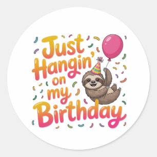 Just Hangin' auf My Birthday Sloth Unisex Runder Aufkleber