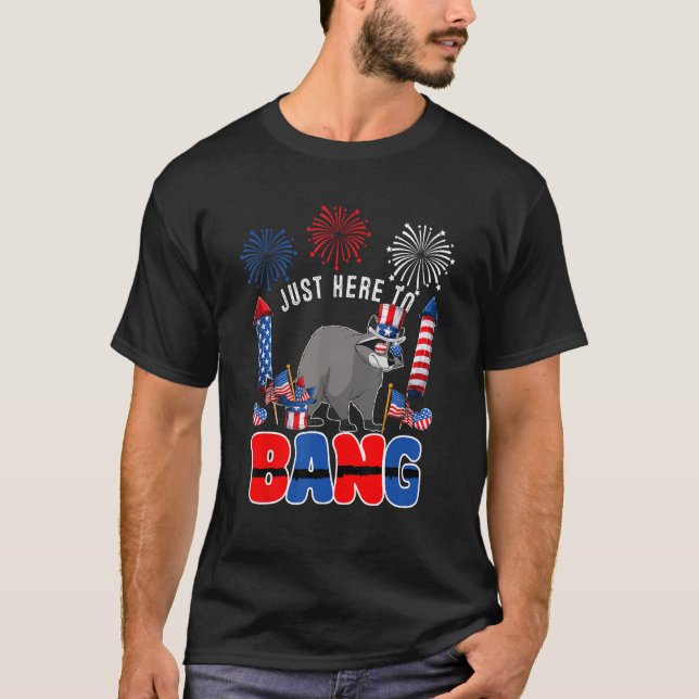 Just Here To Bang  Raccoon Sunglasses American Fla T-Shirt (Vorderseite)