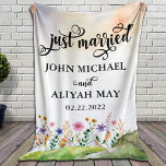 Just Married Blanket mit Watercolor Wilde Blume Fleecedecke<br><div class="desc">Leckerei selbst oder jemand,  der heiraten wird,  oder einfach verheiratet mit dieser schönen weichen und warmen Decke got. Design hat Aquarellhügel mit Wildblumen und nur heiraten Zitat. Fügen Sie die Namen der Braut und des Bräutigams und ihren Hochzeitstag personalisiert hinzu.</div>