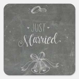 Just Married Chalkboard Hochzeiten Rings and Bells Quadratischer Aufkleber