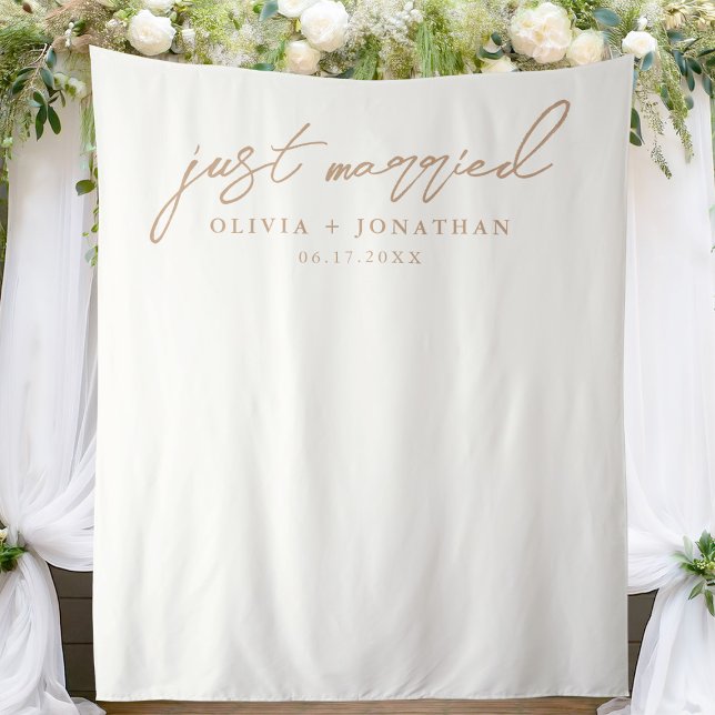 Just Married Elegant Calligraphy Wedding Backdrop Wandteppich (Von Creator hochgeladen)